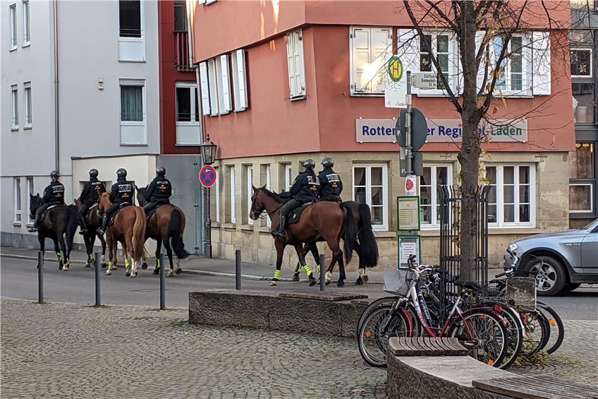 Berittene Polizei patrouillierte auch am anderen Ende der Rottenburger Altstadt am Ehinger Platz. Bild: Hans-Jörg Schweizer