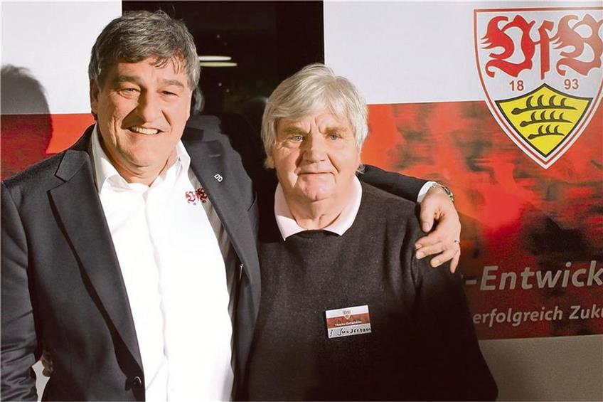 Bernd Wahler (links), der Präsident des VfB, und der ehemalige Erfolgstrainer Jürgen Sundermann warben in Aalen um die Gunst der Anhänger. Foto: VfB