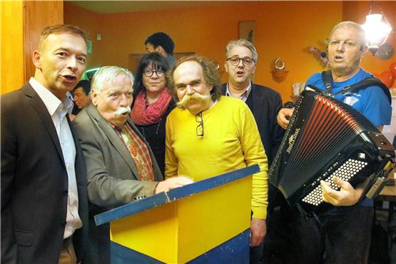 Berthold Grauer (rechts) begleitete Pascal Kober, Hagen Kluck, Regine Vohrer, Helmut Bader (im gelben Pullover) und Reinhold Maas (von links) musikalisch am Akkordeon. Bild: Horst Haas