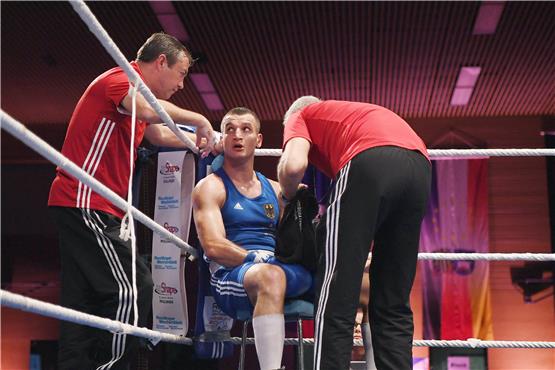 Besprechung in der Ring-Ecke vor der nächsten Runde: Im Halbschwergewicht setzte sich Ibrahim Bazuev am Ende gegen seinen Gegner durch.Bild: Ulmer