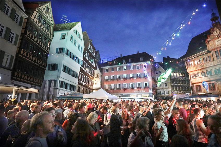 Beste Stimmung und fröhliches Gedränge herrschten bei der Party auf dem Tübinger Marktplatz. Bild: Anne Faden