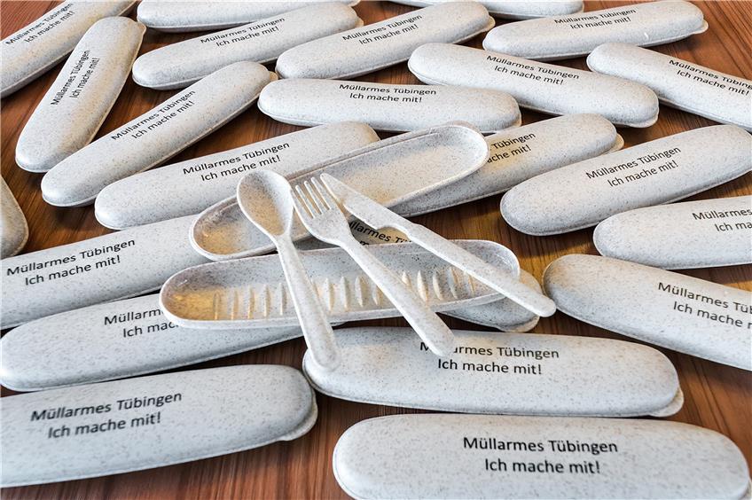 Besteck aus Kunststoff und Stroh – dieses Dankeschön bekamen Tübinger Gastronomen, die auf Mehrweggeschirr umgestellt haben. Bild: Ulrich Metz