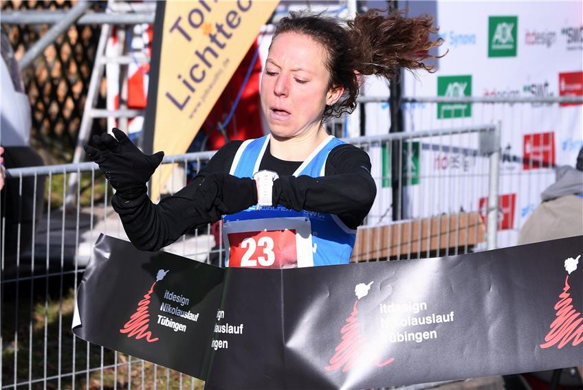 Bestzeit beim Zieleinlauf: Rekordsiegerin Anais Sabrié von der LAV Stadtwerke Tübingen. Bild: Ulmer