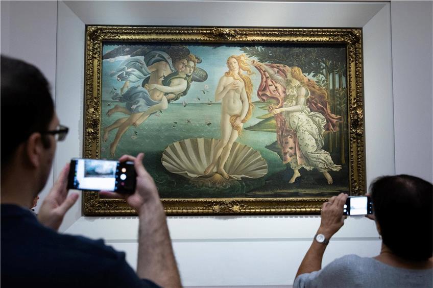 Besucher fotografieren Botticellis Gemälde „Die Geburt der Venus“. Foto: Alexis Sciard/IP3press/Imago