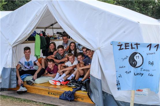 Betreuer Jakob Krauß (links) und viele weitere Jugendliche entspannen gemeinsam im Zelt elf. Bilder: Tamara Pavlovic