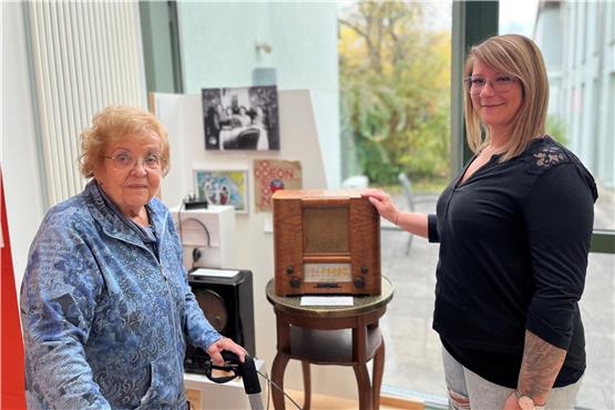 Bewohnerin Sigrid Schymura (links) und ihre Enkelin Ann-Cathrin Steck (Interims-Einrichtungsleiterin). Bild: Die Zieglerschen/PR