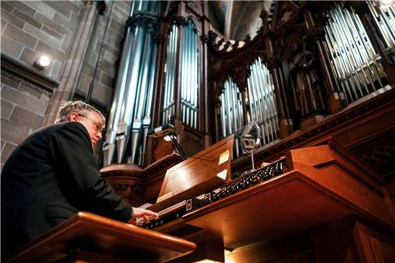 Bezirkskantor Torsten Wille lässt noch einmal die 4000 Pfeifen der Orgel in der Marienkirche klingen. Bis zum Sommer des Jahres 2026 sollen daraus rund 5000 werden. Bild: Mathias Huckert