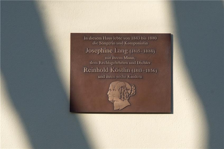 Eine Gedenktafel am langjährigen Familiensitz erinnert an die Komponistin und Musikerin Josephine La