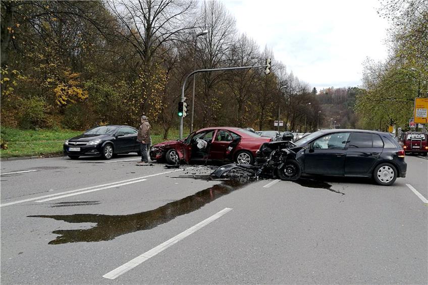 Zwei Schwerverletzte bei Unfall auf der Reutlinger Straße