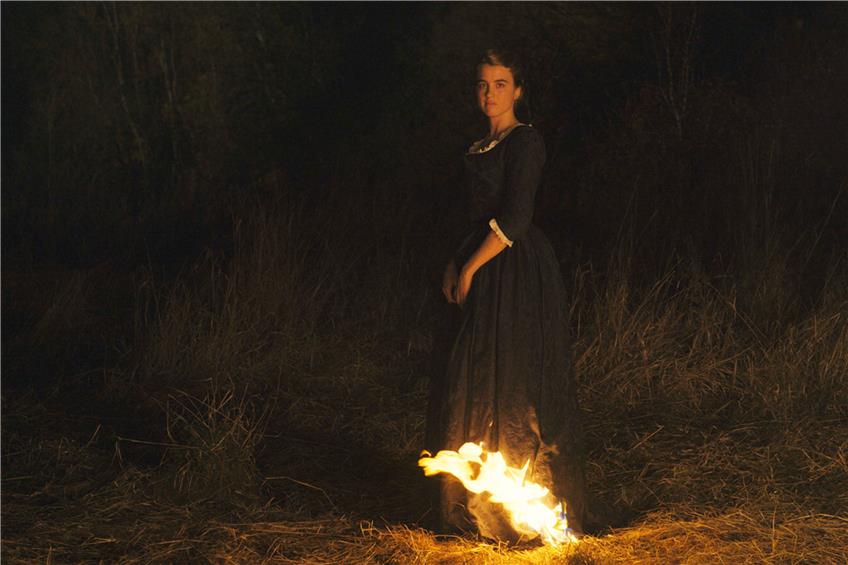 Porträt einer jungen Frau in Flammen