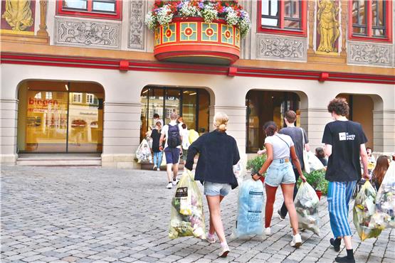 Weitererhebung der Verpackungssteuer: Aktivisten bringen Müll zur SPD-Fraktionssitzung