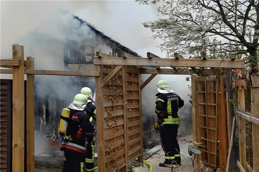 Akku defekt: Ein Gartenhaus stand in Flammen
