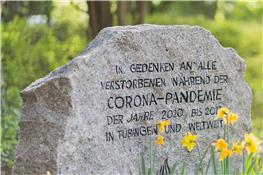 Gedenkstein für Corona-Tote auf dem Bergfriedhof