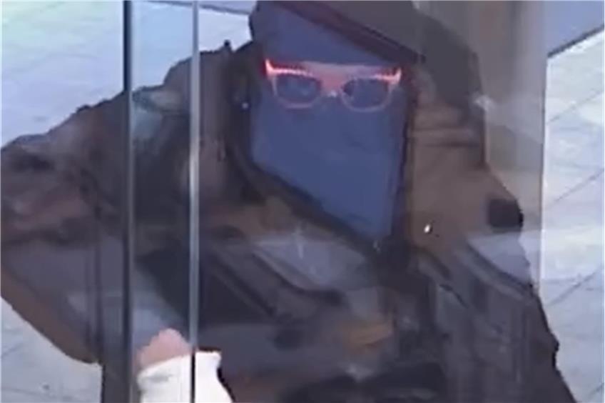 Bild einer Überwachungskamera der Bank: Der Täter trug eine auffällige Sonnenbrille. Bild: Polizei