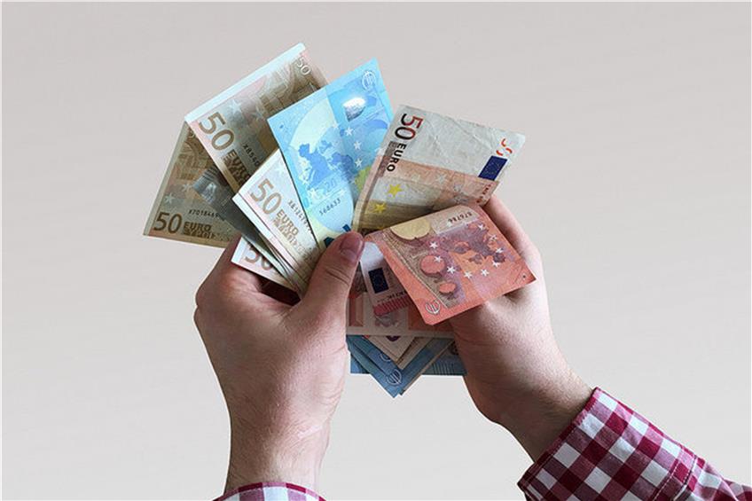 Bildrechte: Flickr Euro-Geld auf Scheinen und Banknoten in der Hand, Christoph Scholz CC BY-SA 2.0 Bestimmte Rechte vorbehalten