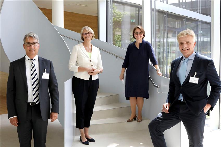 Bildungsministerin Anja Karliczek (CDU, links) war am Freitag in Tübingen. Bild: Anne Faden