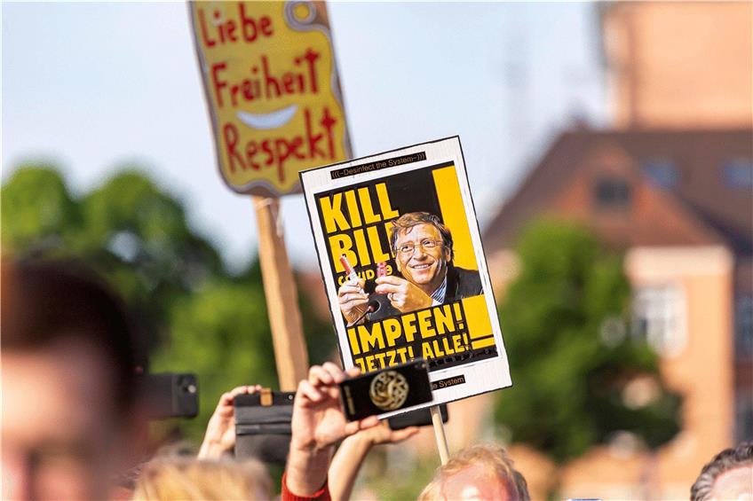 Bill Gates als böse Macht hinter dem Corona-Virus: Diese Verschwörungstheorie wird auch bei Demonstrationen in Stuttgart verbreitet. Foto: Imago Images/Arnulf Hettrich
