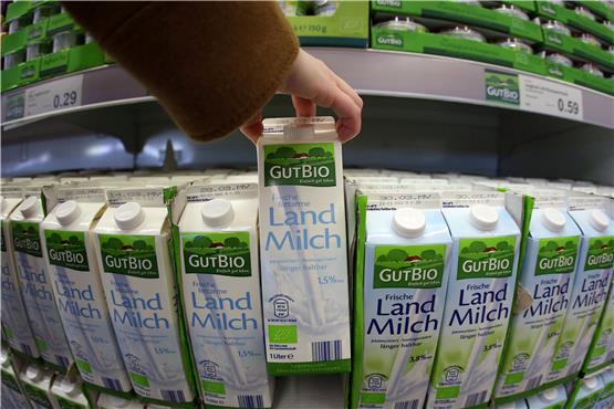 Bio-Milch wird im Handel günstiger, obwohl die Erzeugerpreise steigen. Foto: Oliver Berg/dpa