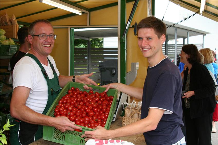 Bioland-Produkte der Gefängnis-Landwirtschaft: Student Markus Schaaf (rechts) kauft sechs Kilo so genannter Safttomaten (leicht überreif, dafür billiger) bei Georg Schulze-Schilddorf (links). Bild: Straub