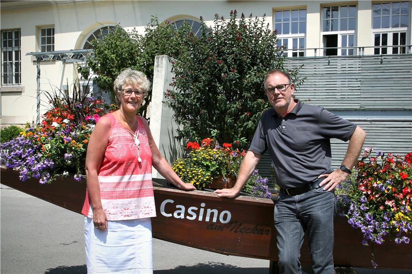 Birgit und Hans-Peter Horn können sich nur schwer von ihrem „Casino“ trennen. Bild: Sommer