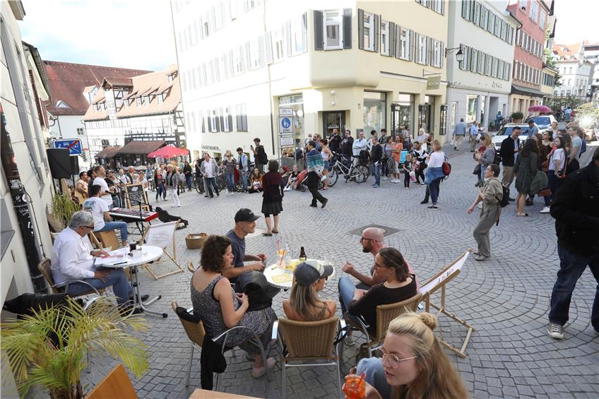 Bis zu 20 Personen dürfen bald zusammen raus - auch in Tübingens Innenstadt wie hier beim ersten Tübinger Feierabend vor sechs Tagen. Archivbild: Anne Faden