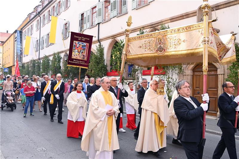 Bischof Dr. Gebhard Fürst mit Monstanz unterm Baldachin, Dompfarrer Klaus Rennem...