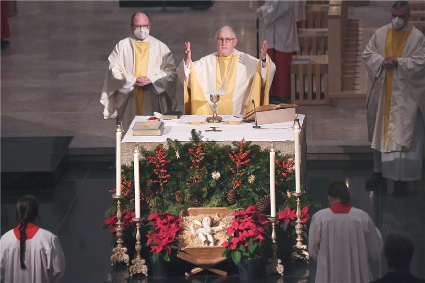 Bischof Gebhard Fürst am Altar – allerdings bei der Christmette im Dom St. Martin am Freitagabend. Bild: Ulmer