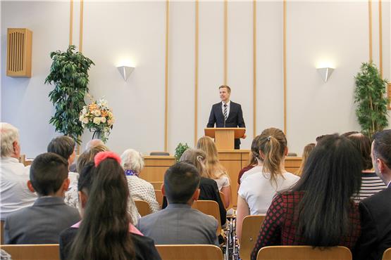 Bischofsratgeber Patrick Cyron spricht zu den Gläubigen beim Gottesdienst der Mormonen in ihrer Kirche in Tübingen-Weilheim. Bilder: Koebnik