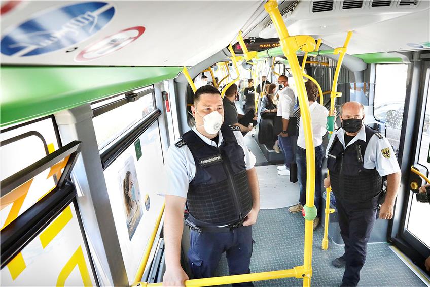 Bislang kontrollierte vor allem die Polizeibehörde die Einhaltung der Maskenpflicht in den Bussen, wie hier in Reutlingen im Juli. Archivbild: Anne Faden
