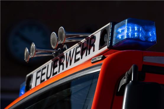 Blaulicht ist auf einem Einsatzfahrzeug der Feuerwehr zu sehen. Foto: Marijan Murat/dpa