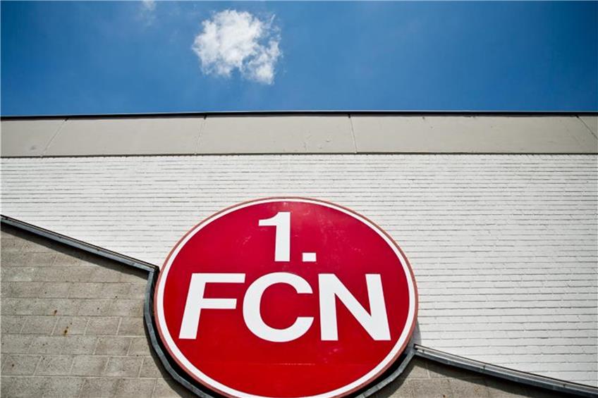 Blick auf das Logo des 1. FC Nürnberg. Foto: Daniel Karmann/Archiv dpa