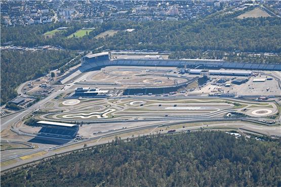 Blick auf das Motodrom auf dem Hockenheimring, aufgenommen aus einem Flugzeug. Foto: Bernd Weißbrod/dpa