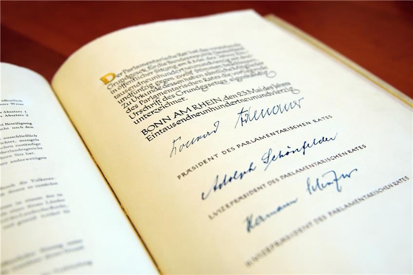 Blick auf das Original-Grundgesetz der Bundesrepublik Deutschland. Bild: Deutscher Bundestag / Sylvia Bohn