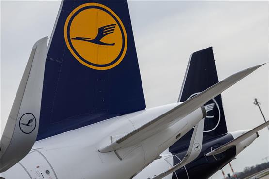 Blick auf zwei Lufthansa Flugzeuge. Foto: Hannes P Albert/dpa/Symbolbild