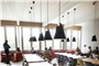 Blick in die Cafeteria im Obergeschoss: Lange Holztische, aber auch kleine Sitze...
