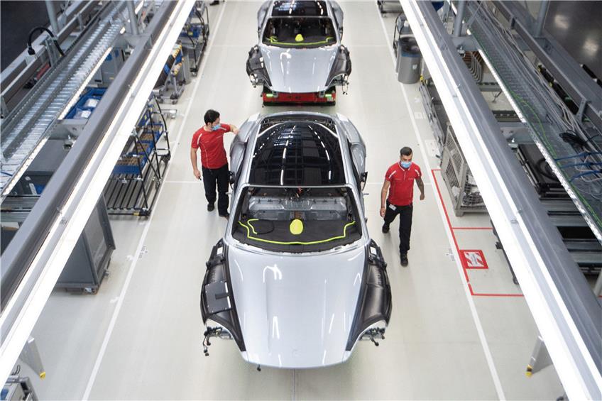 Blick in die Taycan-Fertigung in Zuffenhausen: Porsche will von dem Elektrosportwagen in diesem Jahr 30?000 Stück verkaufen. Foto: Marijan Murat/dpa