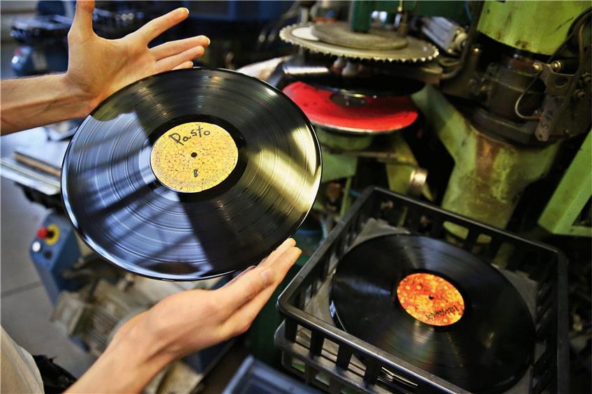 Blick in ein Presswerk: Während die CD auf dem Markt abschmiert, steigen seit Jahren die Umsätze mit Vinyl-Schallplatten. Foto: Jan Woitas