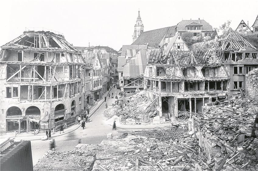 Blick über das zerstörte Uhlandhaus hinweg zur Neckargasse. Zerstörungswerk einer Luftmine am 15. März 1944. Archivbild: Kleinfeldt