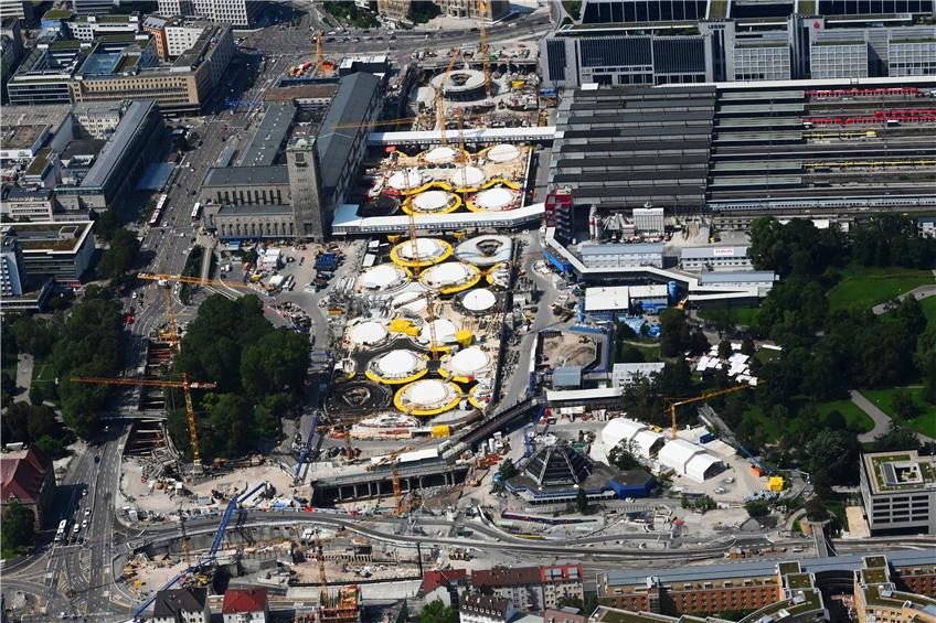 Blick von oben auf die Stuttgart-21-Großbaustelle. Ende 2025 sollen die Züge im Tiefbahnhof einfahren.  Foto: Werner Kuhnle