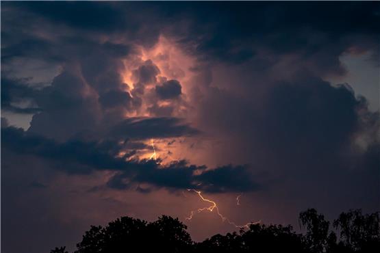 Blitze entladen sich während eines Gewitters. Foto: Fabian Sommer/dpa/Symbolbild
