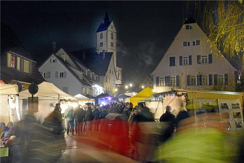 Bloß nicht hetzen: Der Weihnachtsmarkt lädt zum gemütlichen Punschgenuss und Präsentekonsum. Archivbild: Rippmann