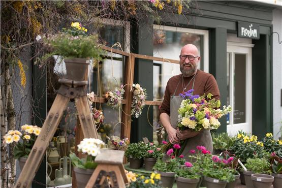 Blumen sind ein ziemlich krisenfestes Produkt: Martin Barth vor seinem Ladengeschäft in der Metzgergasse. Bild: Ulrich Metz