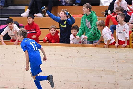 Bodelshausens D-Jugendspieler Anton Degen hat gerade das 2:0 zum 2:0-Vorrundensieg gegen Gomaringen erzielt – und die Spieler des TSV Ofterdingen freuen sich mit. Bild: Ulmer