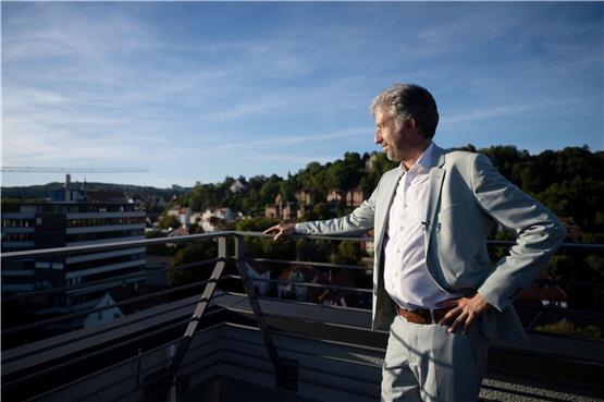 Boris Palmer, Oberbürgermeister von Tübingen, steht nach einer Pressekonferenz auf dem Dach eines Gebäudes. Foto: Marijan Murat/dpa/Archivbild
