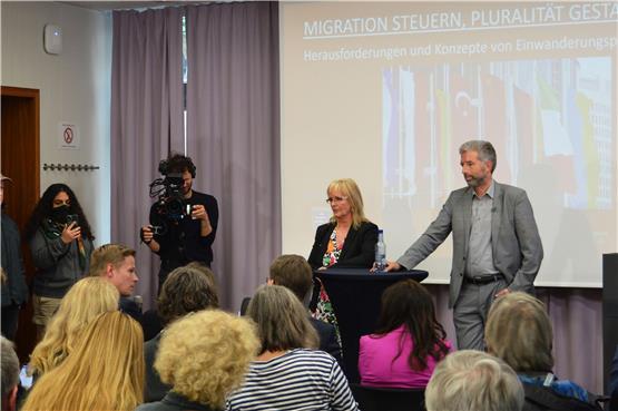 Boris Palmer (hinten r), Oberbürgermeister von Tübingen, nimmt an einer Migrationskonferenz im Frankfurter Forschungszentrum Globaler Islam teil. Foto: Peter Hemmelrath/dpa