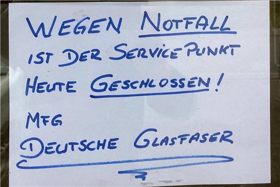 Botschaften der Deutschen Glasfaser am Servicepunkt Nehren in der Reutlinger Straße. Das Foto von CHC Geiselhart ist aus einer Serie von Vertröstungen. Bild: CHC Geiselhart