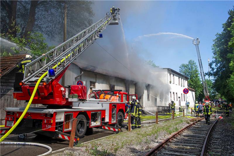Brand in einem Nebengebäuden des Bahnhofs Eyach. Bild: Klaus Franke