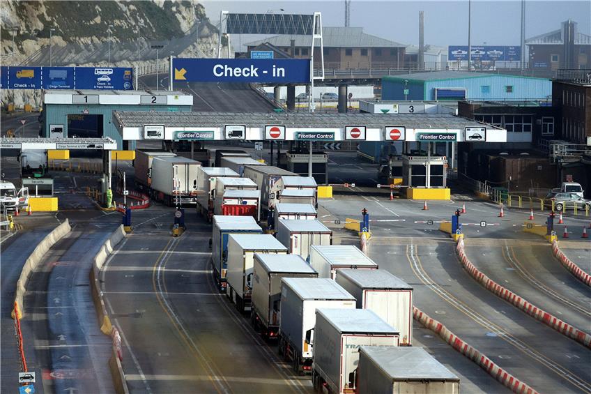 Brexit-Stau an der Grenze: Lastwagen fahren zum Check-in in das Terminal am Hafen in Dover. Foto: JUSTIN TALLIS / AFP