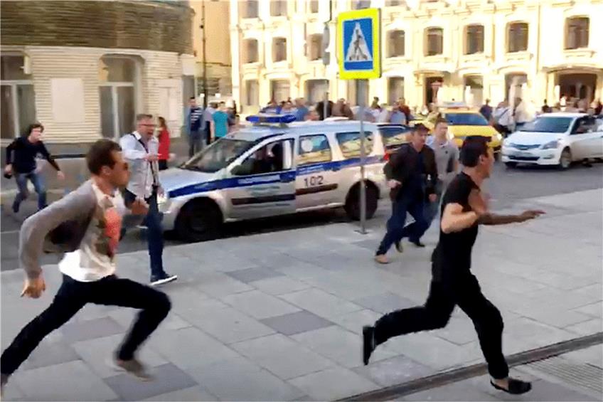 Brisantes Handyvideo: Der Taxifahrer (re.), der mehrere Passanten angefahren hat, versucht zu flüchten. Foto: Viktoria Geranovich/dpa