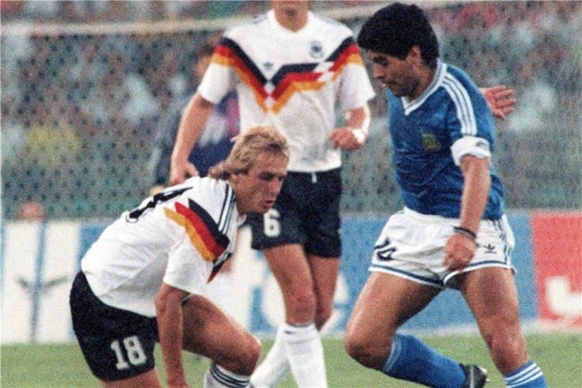 Buchwald (hinten) und Klinsmann im WM-Finale 1990 gegen Maradona.  Foto: Martina Hellmann/dpa